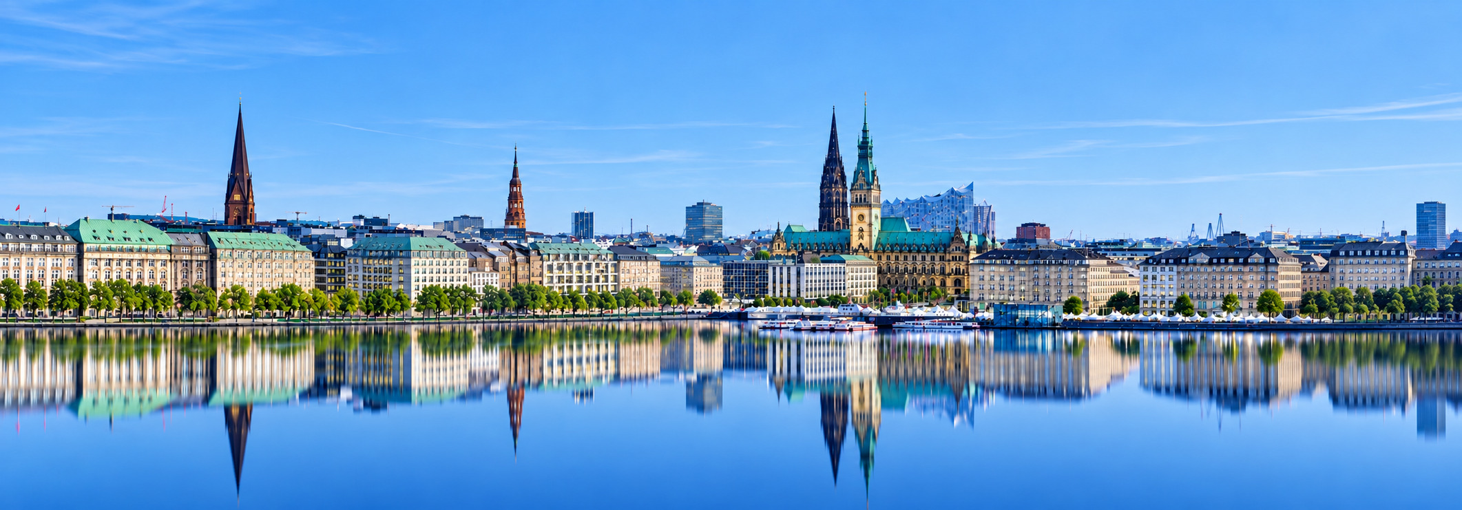 Hamburger Innenstadt mit Rathaus, Binnenalster und Skyline