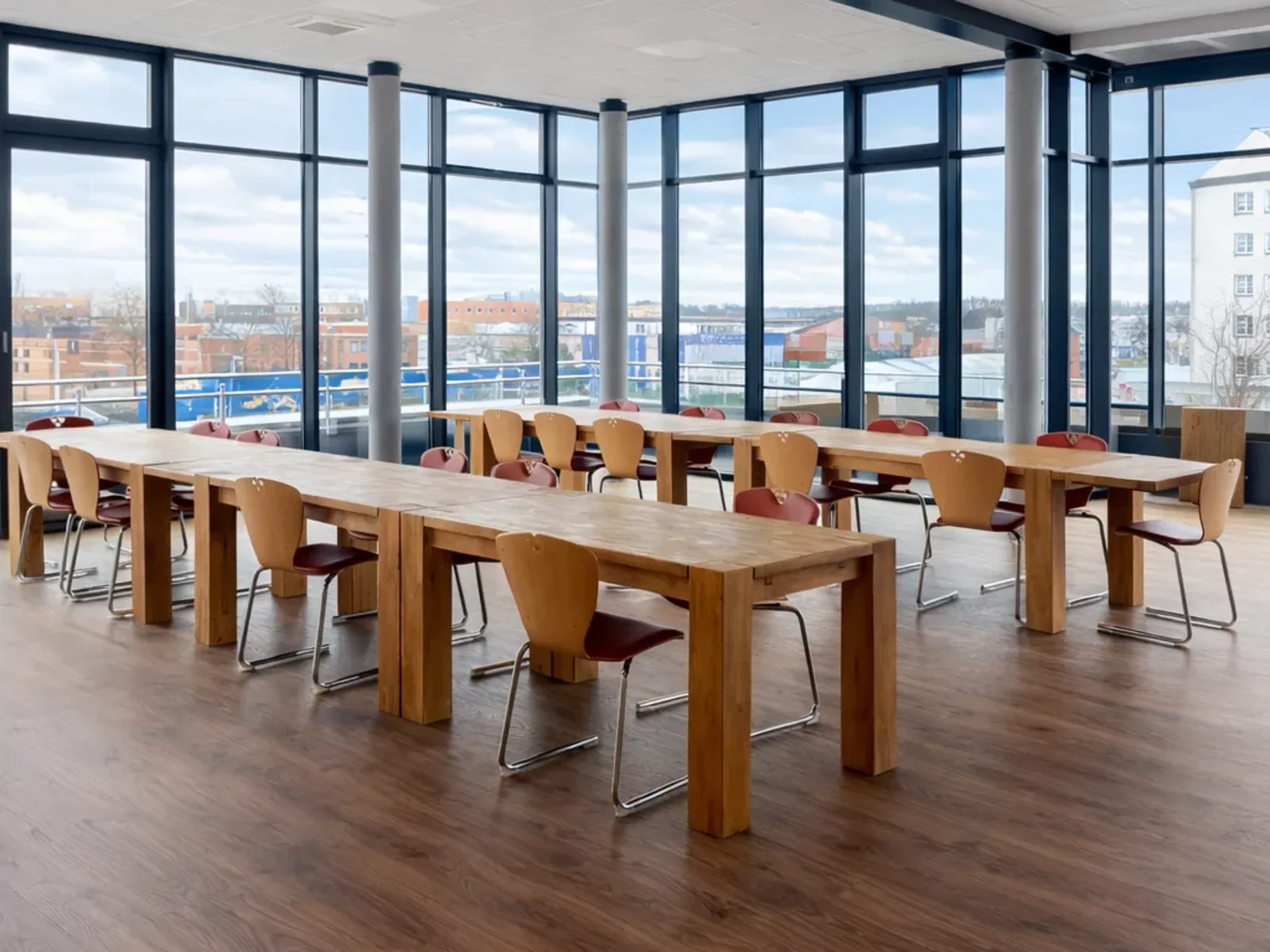 Bright communal and break area with a HafenCity view, professionally cleaned by SZ | HAMBURG