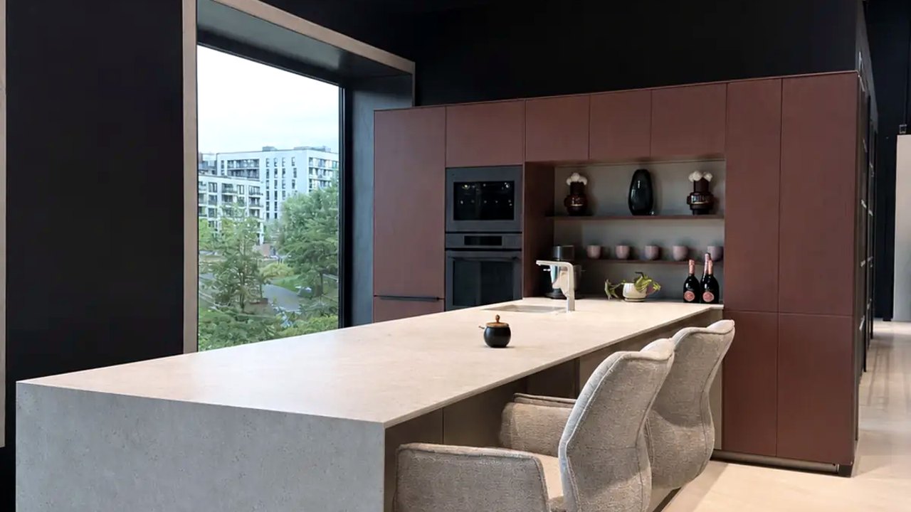 Showroom-Reinigung in Hamburg – helle Ausstellungsküche mit Kücheninsel und bodentiefem Fenster